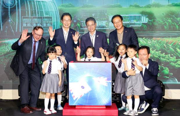 이철우(뒷줄 가운데) 경북도지사가 5일 2045 미래 비전 선포식에서 임종식 경북교육감, 최병준 경북도의회 부의장, 김형동 국회의원, 베졸드 박사 등과 함께 미래 세대 희망을 표현하고 있다. 경북도 제공