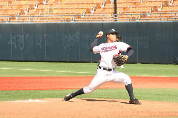 박준현이 독립야구 연합팀과의 연습경기에 등판해 공을 던지고 있다. 사진 | 스포츠춘추 이웅희기자