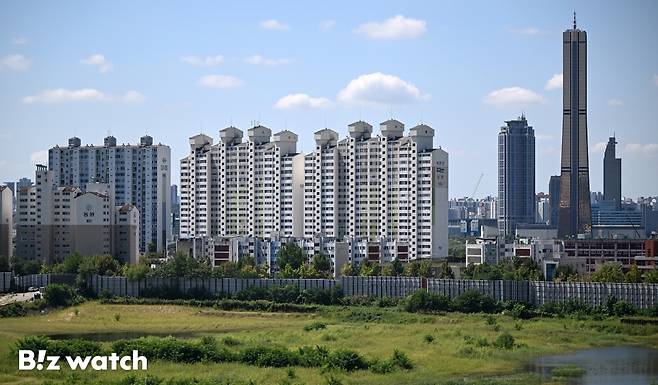 6·27 부동산 대책 발표 이후 서울의 아파트 가격 상승폭은 관망세를&nbsp;보이고 있지만&nbsp;마포구와 용산구, 성동구를 포함한 8개 자치구는 가격 오름폭을 키우고 있다. 사진은 5일 용산구의 주거지역 모습./사진=이명근 기자 qwe123@