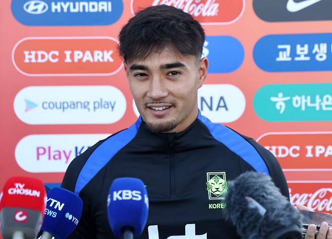 3일(현지시간) 미국 뉴욕주 아이칸 스타디움에서 진행된 한국 축구 대표팀 훈련에서 옌스 카스트로프가 인터뷰를 하고 있다. 사진=연합뉴스
