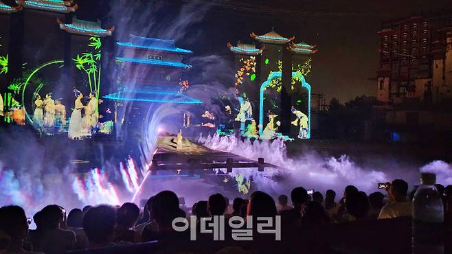 중국 고대 설화인 ‘칠선녀와 동용의 사랑’을 바탕으로 만든 장예모 감독의 <칠선녀>  실경 뮤지컬 공연