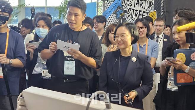 한성숙 중소벤처기업부 장관이 5일 제주국제컨벤션센터(ICC)에서 열리고 있는 중소기업 기술경영 혁신대전 부스를 둘러보고 있다. 인공지능(AI) 기반 웹툰 자동 생성 및 디지털 콘텐츠 창작 플랫폼을 개발하는 ‘툰스퀘어’ 부스에서 자신의 얼굴을 다양한 그림체로 바꾼 기술을 체험하고 웃고 있다.(사진=김세연기자)