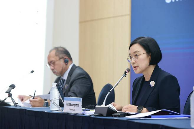 한성숙 중소벤처기업부 장관이 5일 제주 국제컨벤션센터(ICC)에서 열린 ‘제31차 APEC 중소기업 장관회의’를 마치고 기자 회견을 하고 있다.(사진=중소벤처기업부)