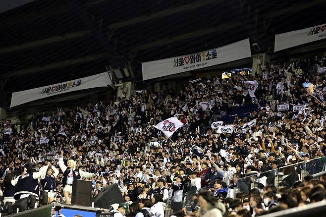 관중이 가득 들어찬 서울 잠실구장