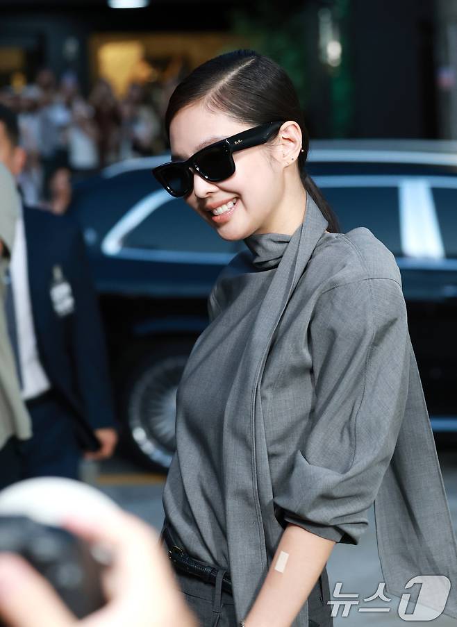 블랙핑크 제니가 4일 오후 서울 성동구 피치스 도원에서 열린 아이웨어 브랜드 레이밴(Ray-Ban)의 팝업 스토어 오픈 행사에 참석하고 있다. ⓒ News1 권현진 기자