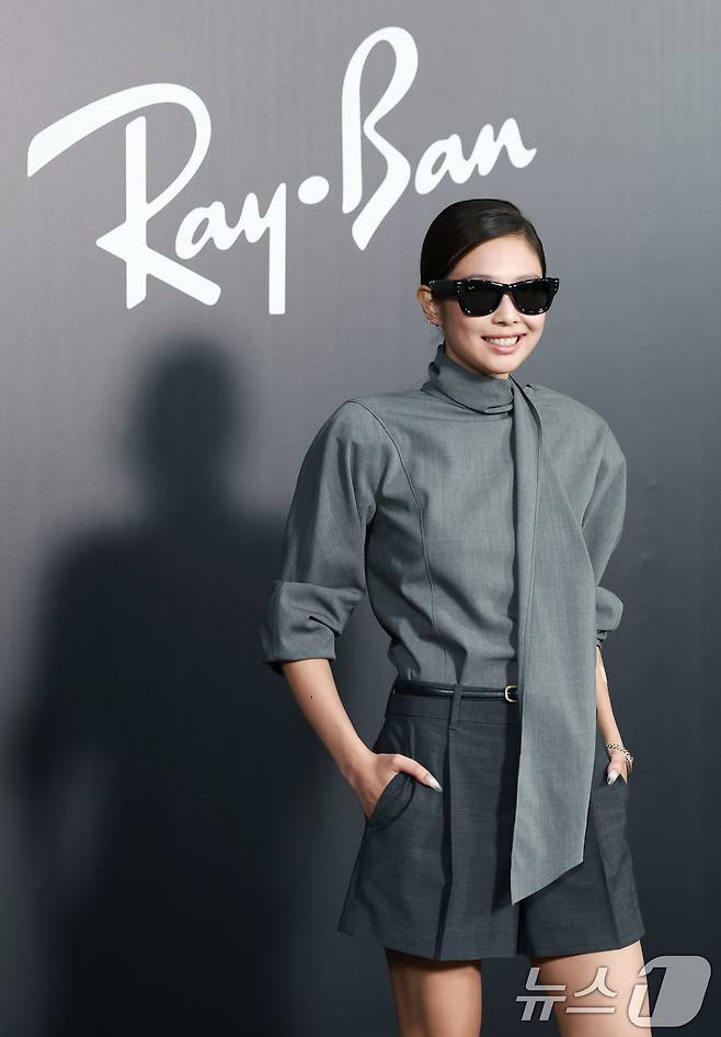 블랙핑크 제니가 4일 오후 서울 성동구 피치스 도원에서 열린 아이웨어 브랜드 레이밴(Ray-Ban)의 팝업 스토어 오픈 행사에 참석해 미소를 짓고 있다. ⓒ News1 권현진 기자