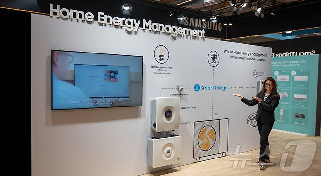삼성전자가 독일 프랑크푸르트에서 개최되는 냉난방공조 전시회 'ISH 2025(International trade fair for Sanitation, Heating and air)'에 참가한다고 17일 밝혔다. 사진은 모델이 'ISH 2025’에서 스마트싱스를 통한 연결 편리성을 소개하는 모습. (삼성전자 제공. 재판매 및 DB 금지) 2025.3.17/뉴스1