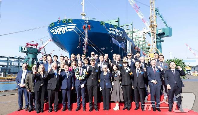 부산 영도 HJ중공업에서 열린 ‘HMM 오션호’(HMM Ocean)와 ‘HMM 스카이호’(HMM Sky) 명명식 행사. (HMM 제공) 2024.11.21/뉴스1