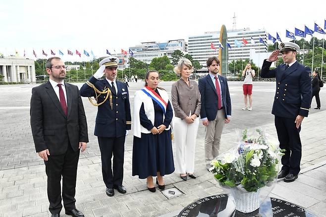 프랑스 하원의원 방한단이 4일 전쟁기념관 평화의광장 프랑스참전비에서 헌화하는 모습.(전쟁기념관 제공)