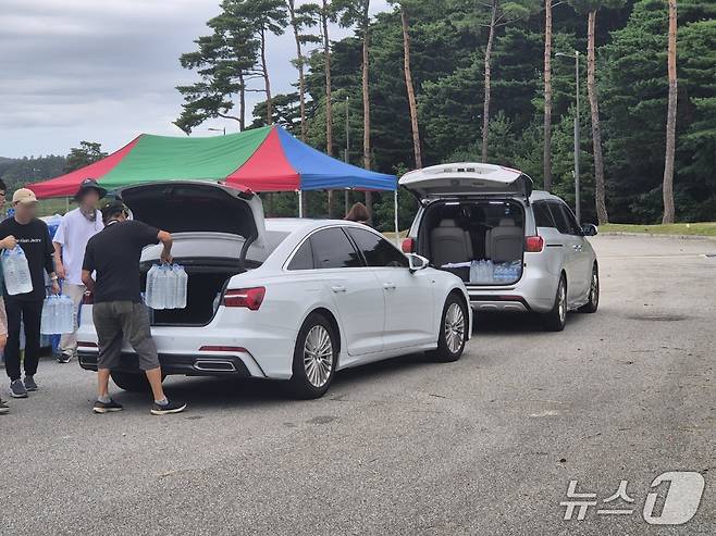 극심한 가뭄으로 재난사태가 선포된 강원 강릉에 5일 전 시민을 대상으로 1인당 12L 분량의 생수가 배부된다. 이날 오전 강원 강릉시 포남동 강릉스피드스케이트장에 마련된 '드라이브 스루' 급수 현장. 2025.9.5/뉴스1 윤왕근 기자