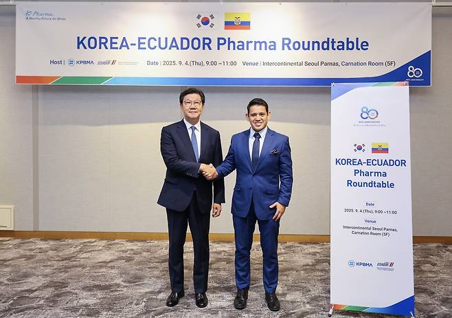 4일 서울 강남구 파르나스 호텔에서 열린 에콰도르 식약처장 초청 기업 간담회. 왼쪽부터 노연홍 한국제약바이오협회 회장과 산체스 에콰도르 식약처장이 기념사진을 촬영하는 모습. (한국제약바이오협회 제공)