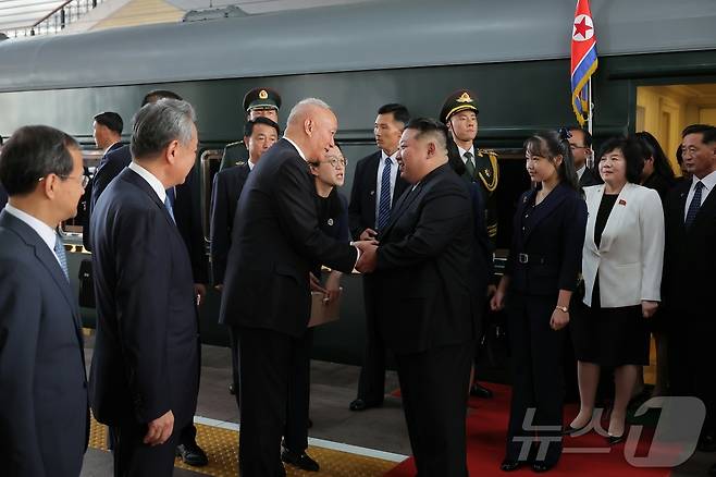 (평양 노동신문=뉴스1) =지난 2일 김정은 북한 노동당 총비서가 중국 전승절 행사 참석을 위해 전용열차를 타고 베이징역에 도착한 가운데, 김 총비서의 뒤로 딸 주애의 모습이 보인다. [국내에서만 사용가능. 재배포 금지. DB 금지. For Use Only in the Republic of Korea. Redistribution Prohibited] rodongphoto@news1.kr