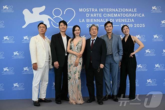 '어쩔수가없다' 배우 및 박찬욱 감독 ⓒ AFP=뉴스1