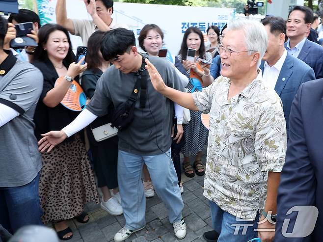 문재인 전 대통령이 5일 전북 전주시 전주한벽문화관 일원에서 열린 제8회 전주독서대전 행사장에 마련된 평산책방 부스로 향하고 있다. 2025.9.5/뉴스1 ⓒ News1 유경석 기자