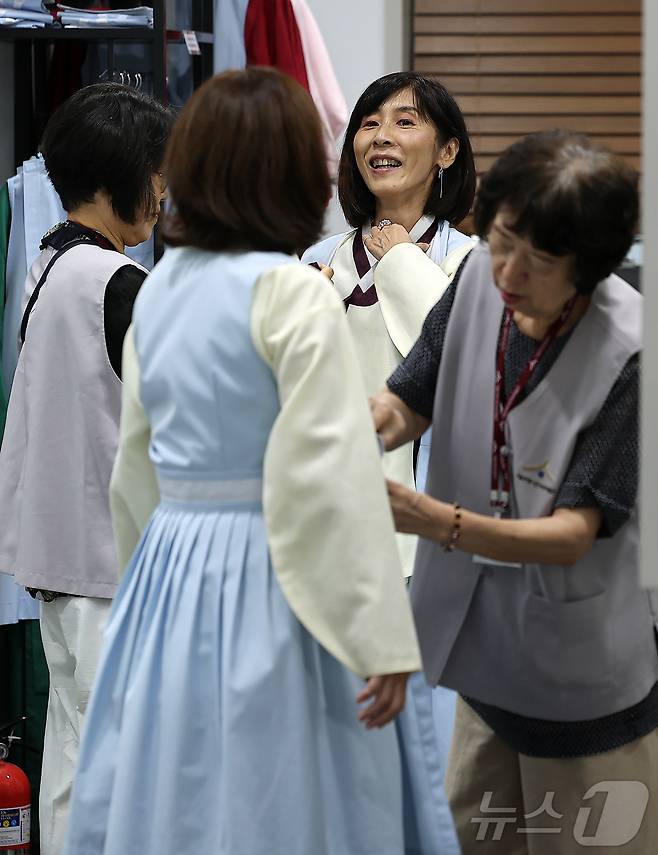 5일 서울 동대문구 서울한방진흥센터를 찾은 일본인 관광객들이 전통의상 체험을 하고 있다. 2025.9.5/뉴스1 ⓒ News1 김진환 기자