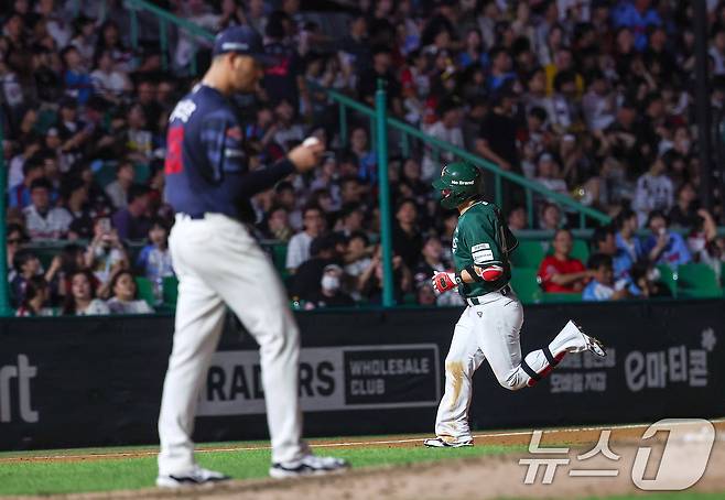 5일 인천 SSG랜더스필드에서 열린 '2025 신한 SOL 뱅크 KBO리그' 롯데 자이언츠와 SSG 랜더스의 경기, SSG 최정이 5회말 무사 선두타자로 나서 솔로홈런을 터뜨린 후 그라운드를 돌고 있다. 2025.9.5/뉴스1 ⓒ News1 김성진 기자