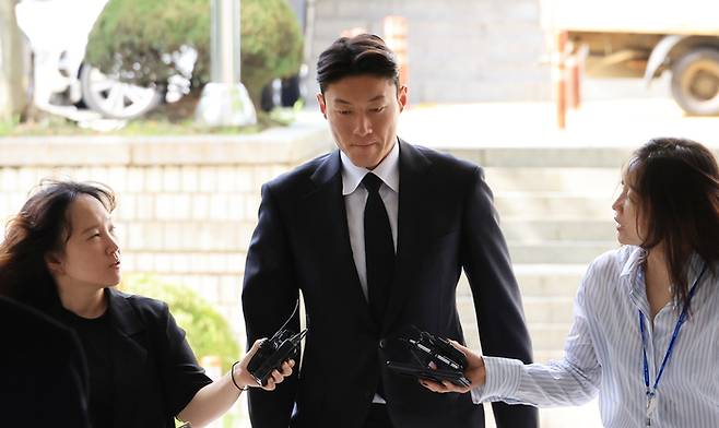 전 축구국가대표 황의조가 4일 서울 서초구 서울중앙지법에서 열린 성폭력범죄의 처벌 등에 관한 특례법 위반(카메라 등 이용촬영) 혐의 2심 선고재판에 출석하고 있다.  사진 | 연합뉴스