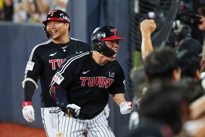 LG 문성주가 4일 수원케이티위즈파크에서 열린 2025 KBO리그 정규시즌 KT전 8회초 역전 만루홈런을 친 후 더그아웃에 들어오며 환호하고 있다. 사진 | LG 트윈스