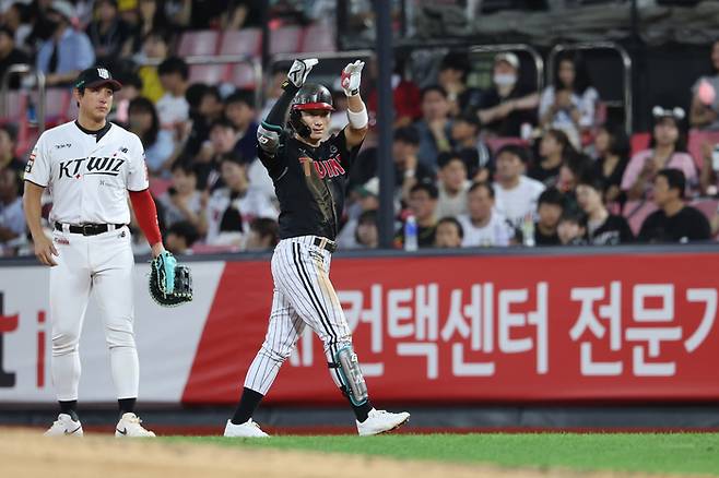 LG 신민재가 4일 수원케이티위즈파크에서 열린 2025 KBO리그 정규시즌 KT전에서 안타를 친 후 세리머니를 하고 있다. 사진 | LG 트윈스