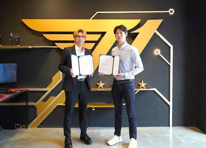 T1A 최원준 헤드(왼쪽)와 네오위즈 최우혁 브랜드 디렉터가 전략적 파트너십을 체결한 후 기념촬영을 하고 있다. 사진 | 네오위즈