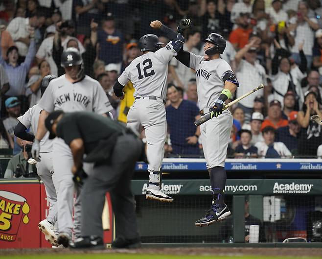 양키스 그리샴이 5일(한국시간) 미국 텍사스주 휴스턴 다이킨 파크에서 열린 2025 ML 정규시즌 휴스턴전 8회초 3점 홈런을 친 후 애런 저지와 세리머니를 하고 있다. 사진 | 휴스턴=AP 연합뉴스