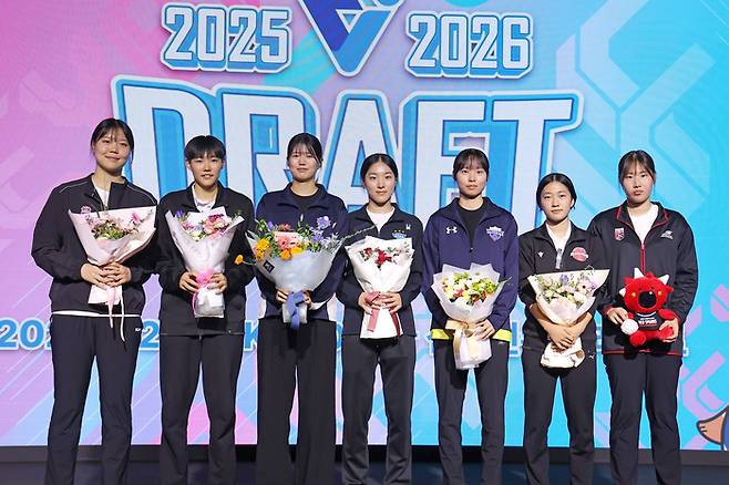 왼쪽부터 1순위 한국도로공사 이지윤, 2순위 페퍼저축은행 김서영, 3순위 기업은행 하예지, 4순위 GS칼텍스 최윤영, 5순위 현대건설 이채영, 6순위 페퍼저축은행 정솔민, 7순위 정관장 박여름. 사진 | 연합뉴스