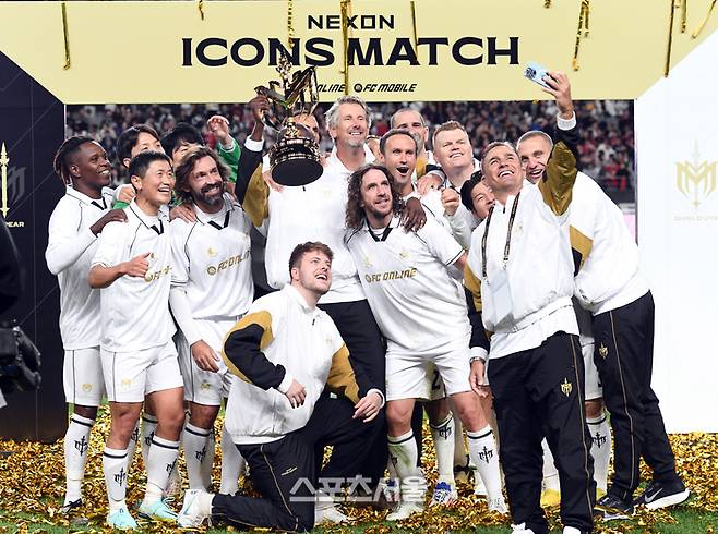 20일 서울월드컵경기장에서 열린 FC 스피어와 쉴드 유나이티드의 ‘2024 넥슨 아이콘 매치’에서 쉴드 유나이티드 선수들이 FC 스피어에 4-1로 승리하며 우승을 차지한 뒤 기념촬영을 하며 기쁨을 나누고 있다. 박진업 기자 upandup@sportsseoul.com