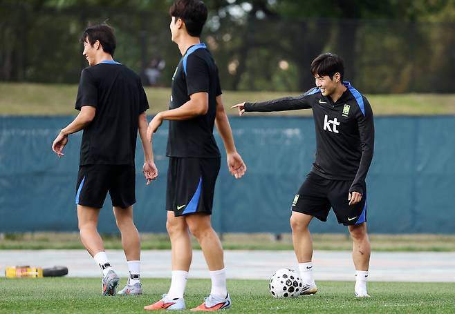 훈련하는 이강인
(뉴욕=연합뉴스) 윤동진 기자 = 2일(현지시간) 미국 뉴욕주 아이칸 스타디움에서 열린 한국 축구 대표팀 훈련에서 이강인이 밝은 표정으로 훈련에 임하고 있다. 2025.9.3