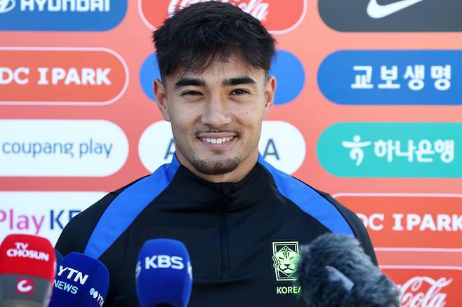 인터뷰하는 옌스 카스트로프
(뉴욕=연합뉴스) 윤동진 기자 = 3일(현지시간) 미국 뉴욕주 아이칸 스타디움에서 진행된 한국 축구 대표팀 훈련에서 옌스 카스트로프가 인터뷰를 하고 있다. 2025.9.4