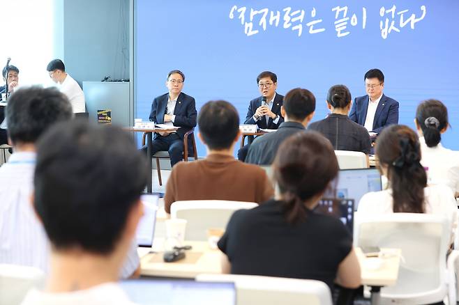 최휘영 문화체육관광부 장관이 4일 서울 중구 모두예술극장에서 열린 취임 한 달 기념 기자간담회에서 발언하고 있다. <저작권자(c) 연합뉴스, 무단 전재-재배포, AI 학습 및 활용 금지>