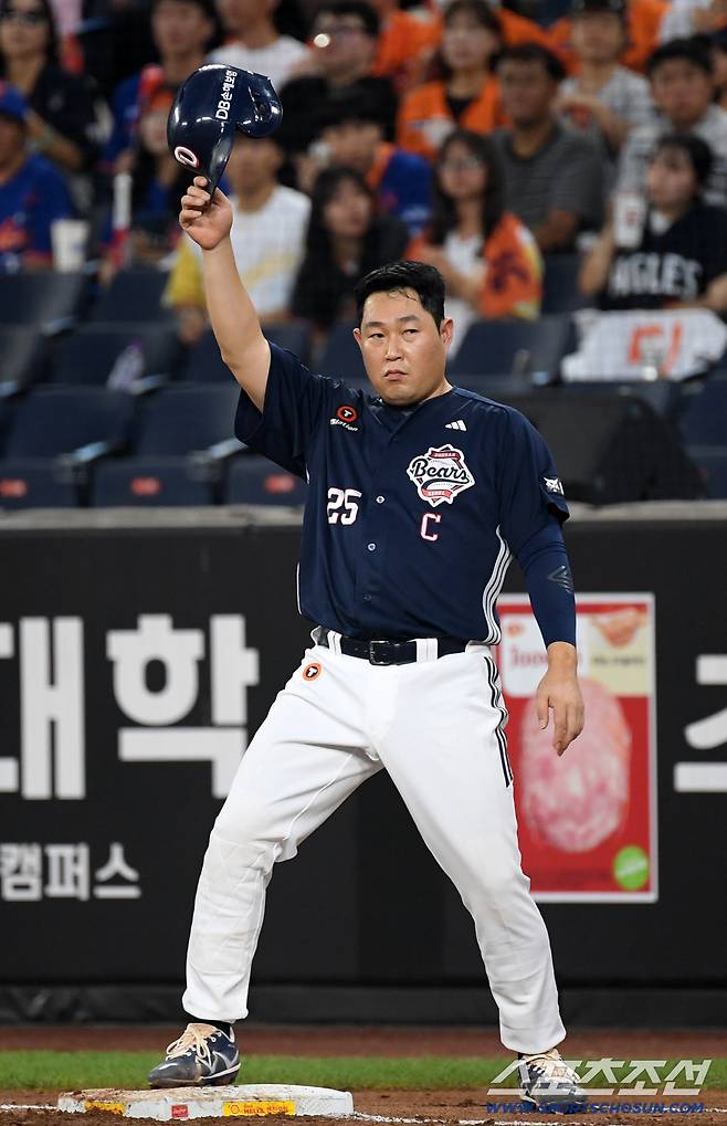 20일 대전 한화생명볼파크에서 열린 한화 이글스와 두산 베어스의 경기. 3회초 무사 1,2루 두산 안재석 직선타 때 1루로 급하게 귀루한 양의지가 유격수 하주석 수비를 칭찬하고 있다. 대전=박재만 기자 pjm@sportschosun.com/2025.08.20/