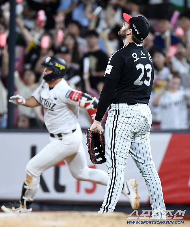 6회말 무사 1, 2루 황재균의 땅볼을 잡은 오스틴이 2루 악송구를 범했다. 2루 주자는 홈인, 황재균은 2루까지 진루했다.