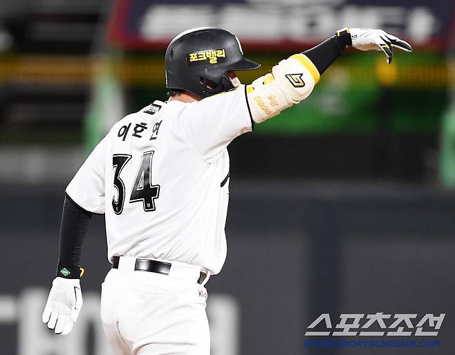 6회말 1사 1, 2루 이호연이 1타점 2루타를 친 후 기뻐하고 있다.