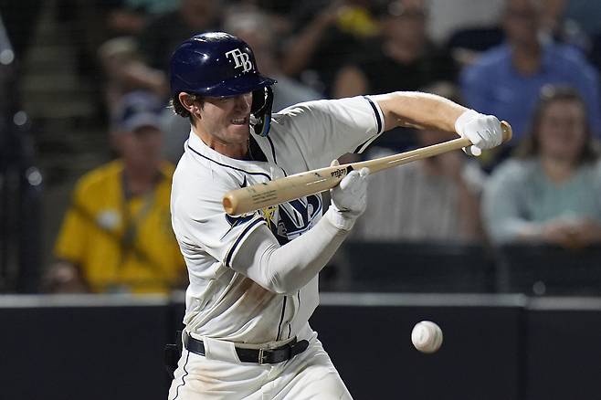 탬파베이 레이스 유격수 카슨 윌리엄스가 5일(한국시각) 스타인브레너필드에서 열린 클리블랜드 가디언스전에서 6회말 스퀴즈번트를 대고 있다. AP연합뉴스