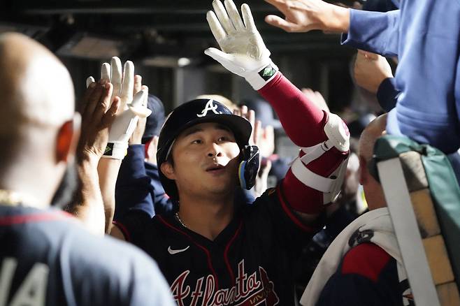 애틀랜타로 이적한 김하성이 지난 4일(한국시각) 시카고 컵스전에서 7회초 스리런홈런을 터띄리고 들어와 동료들과 하이파이브를 하고 있다. Imagn Images연합뉴스