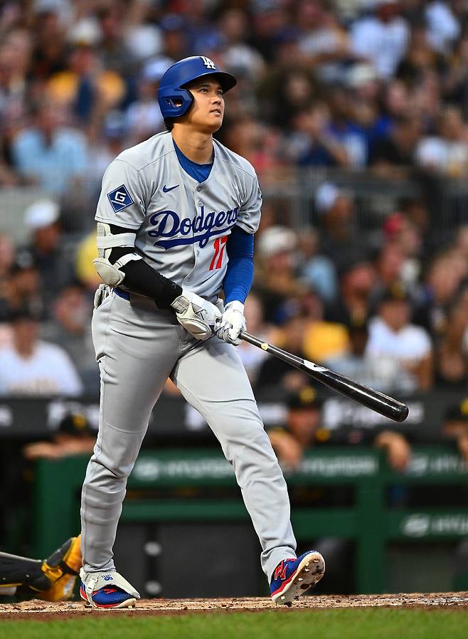 오타니 쇼헤이가 지난 3일(한국시각) PNC파크에서 3회초 피츠버그 파이어리츠 선발 버바 챈들러의 몸쪽 99.2마일 강속구를 끌어당겨 우월 솔로홈런을 터뜨리고 있다. 이 홈런의 타구속도는 오타니의 커리어하이인 120마일을 찍었다. AFP연합뉴스