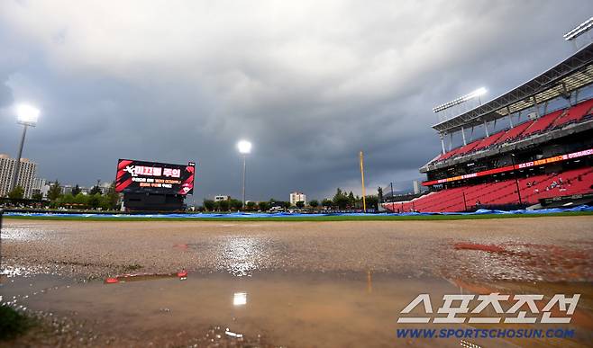 5일 광주KIA챔피언스필드에서 열릴 예정이던 KT와 KIA의 경기가 우천으로 인한 그라운드 사정으로 취소됐다. 물이 고인 그라운드의 모습. 광주=허상욱 기자wook@sportschosun.com/2025.09.05/