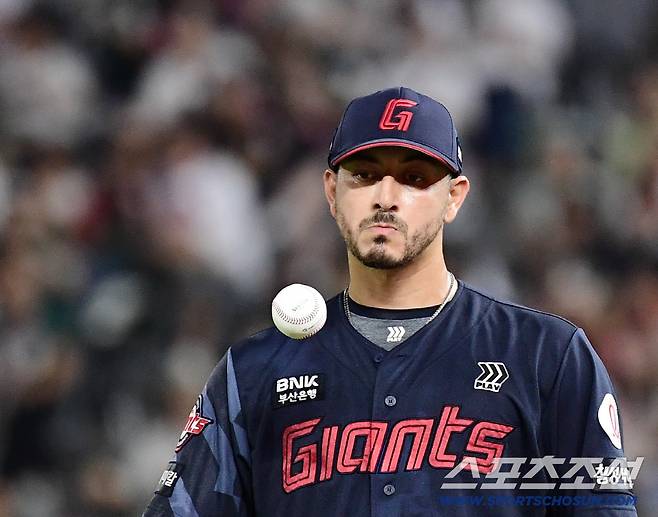 5일 인천 SSG랜더스필드에서 열린 SSG와 롯데의 경기. 4회말 무사 1루. 투수 보크를 저지른 롯데 벨라스케즈. 인천=송정헌 기자songs@sportschosun.com/2025.09.05/