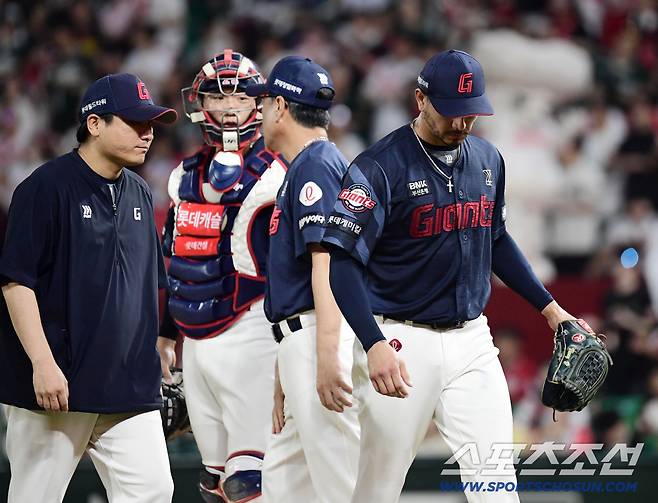 5일 인천 SSG랜더스필드에서 열린 SSG와 롯데의 경기. 5회말 강판 당하는 롯데 선발 벨라스케즈. 인천=송정헌 기자songs@sportschosun.com/2025.09.05/