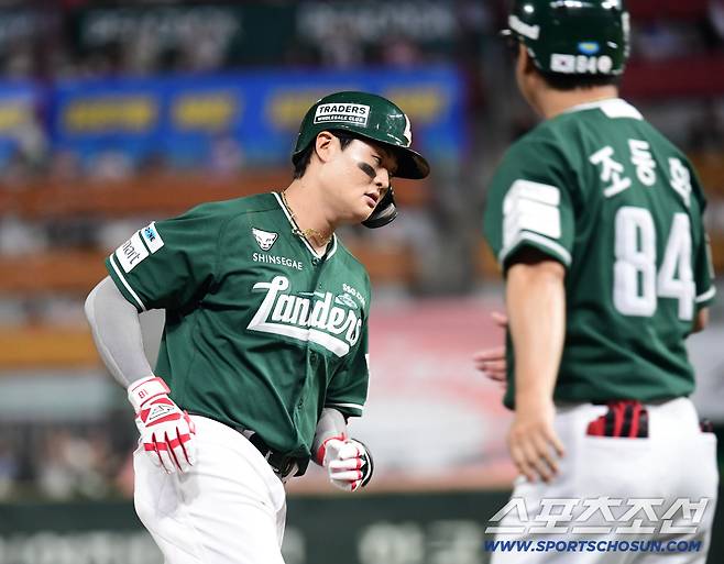 5일 인천 SSG랜더스필드에서 열린 SSG와 롯데의 경기. 4회말 롯데 벨라스케즈 상대 투런홈런을 날린 SSG 고명준. 인천=송정헌 기자songs@sportschosun.com/2025.09.05/