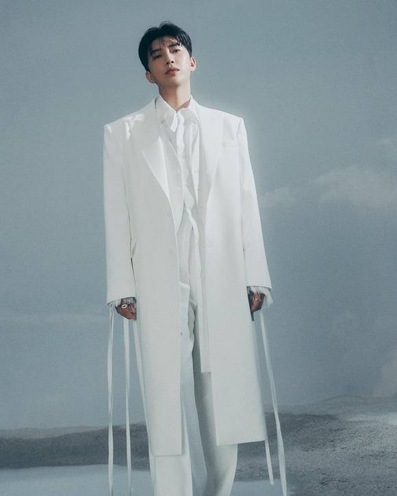 타이틀곡 '순간을 영원처럼'을 비롯한 정규 2집 수록곡들은 공개 직후 주요 음원차트를 점령했고, 멜론 HOT 100에 줄 세우기를 달성하며 음악 팬들의 뜨거운 지지를 입증했다. /물고기뮤직