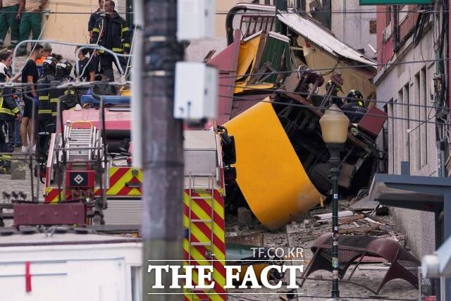 3일(현지 시간) 포르투갈 리스본에서 발생한 전동 케이블 전차 '푸니쿨라' 탈선 현장에서 소방관들이 현장을 수습하고 있는 가운데 이번 사고로 한국인 2명이 사망하고 1명이 크게 다쳤다. /뉴시스