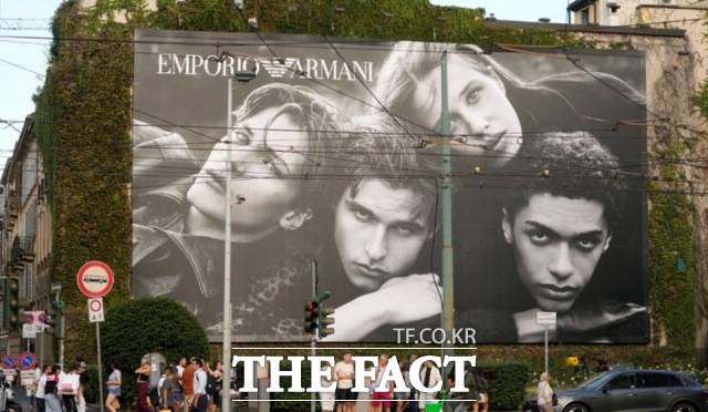 4일(현지시간) 이탈리아 밀라노의 '엠포리오 아르마니' 광고판 앞을 사람들이 지나가고 있다. /밀라노=AP.뉴시스