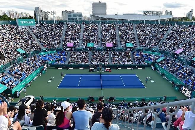 9월 13일 개막하는 국내 유일의 WTA투어 코리아오픈 프리젠티드 바이 모티바가 열리는 올림픽공원 테니스경기장 센터코트. 대회가 눈앞인데도 여전히 코트 바닥과 관중석 공사가 한창이다. JSM 제공