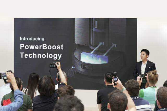 데이비드 첸 에코백스 CEO가 '디봇 X11'을 소개하고 있다. (사진=에코백스)