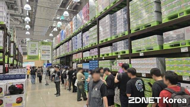 트레이더스 구월점에서 고객들이 한정판 위스키 구매를 위해 줄을 서고 있다.