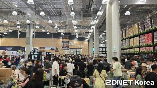 트레이더스 구월점에서 고객들이 쇼핑하고 있다.