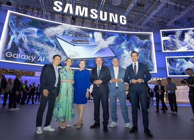 카이 베그너 독일 베를린 시장(왼쪽 네 번쨰) 등이 5일(현지시간) IFA 2025 현장에서 삼성전자 전시관을 찾아 AI 홈 솔루션을 둘러보고 있다. 삼성전자