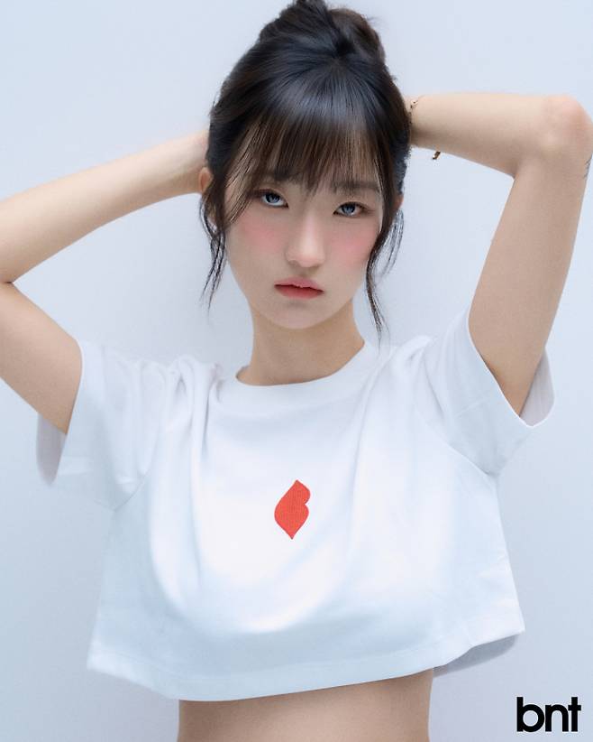 화이트 톱은 바르도 제품.