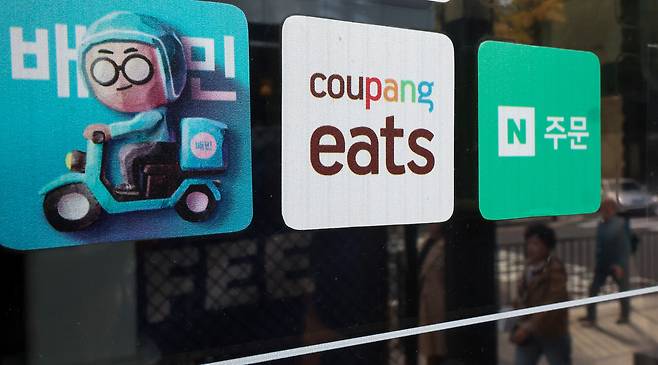 서울 시내 음식점에 배달앱 스티커가 붙어있다./뉴스1